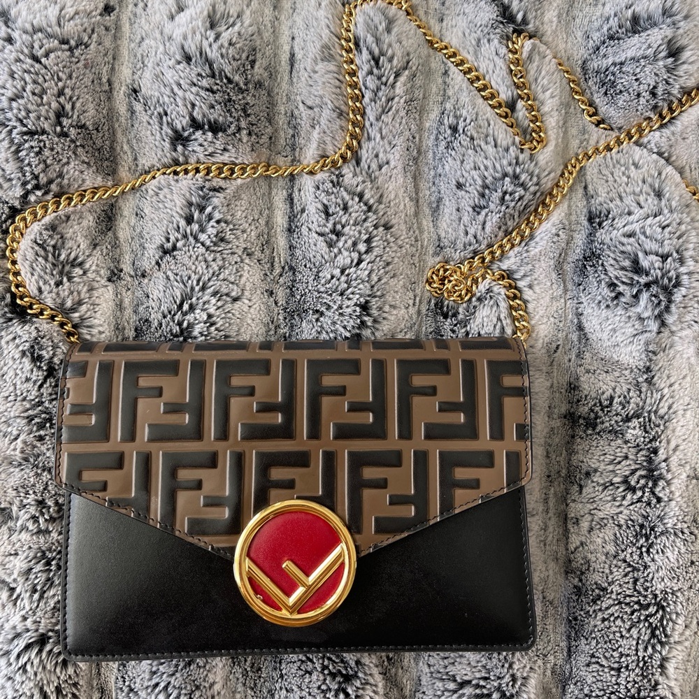 FENDI LOGO CHAIN STRAP WALLET ENVELOPE BAG